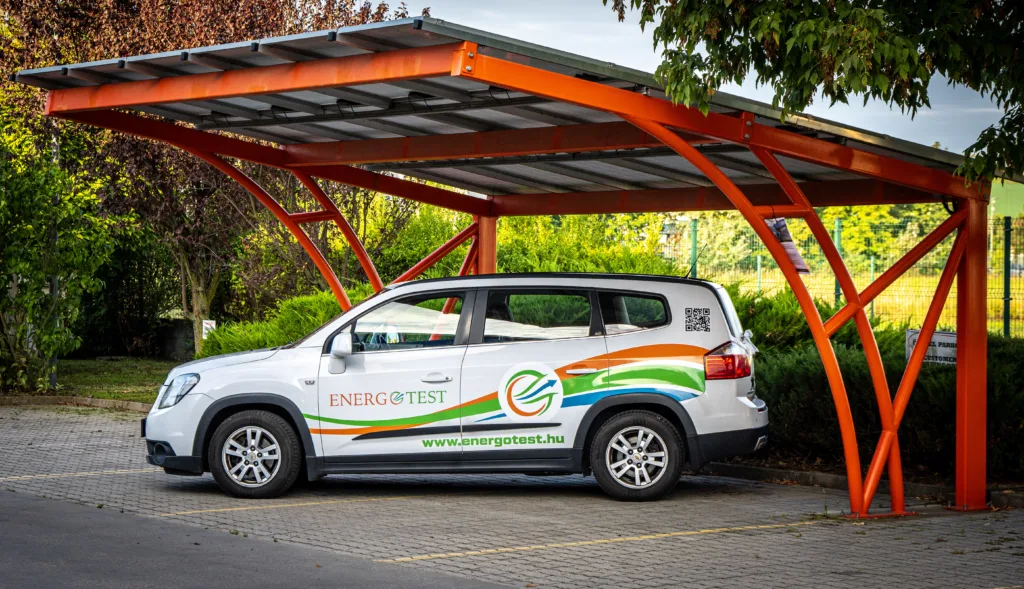 Napelemes autóbeálló